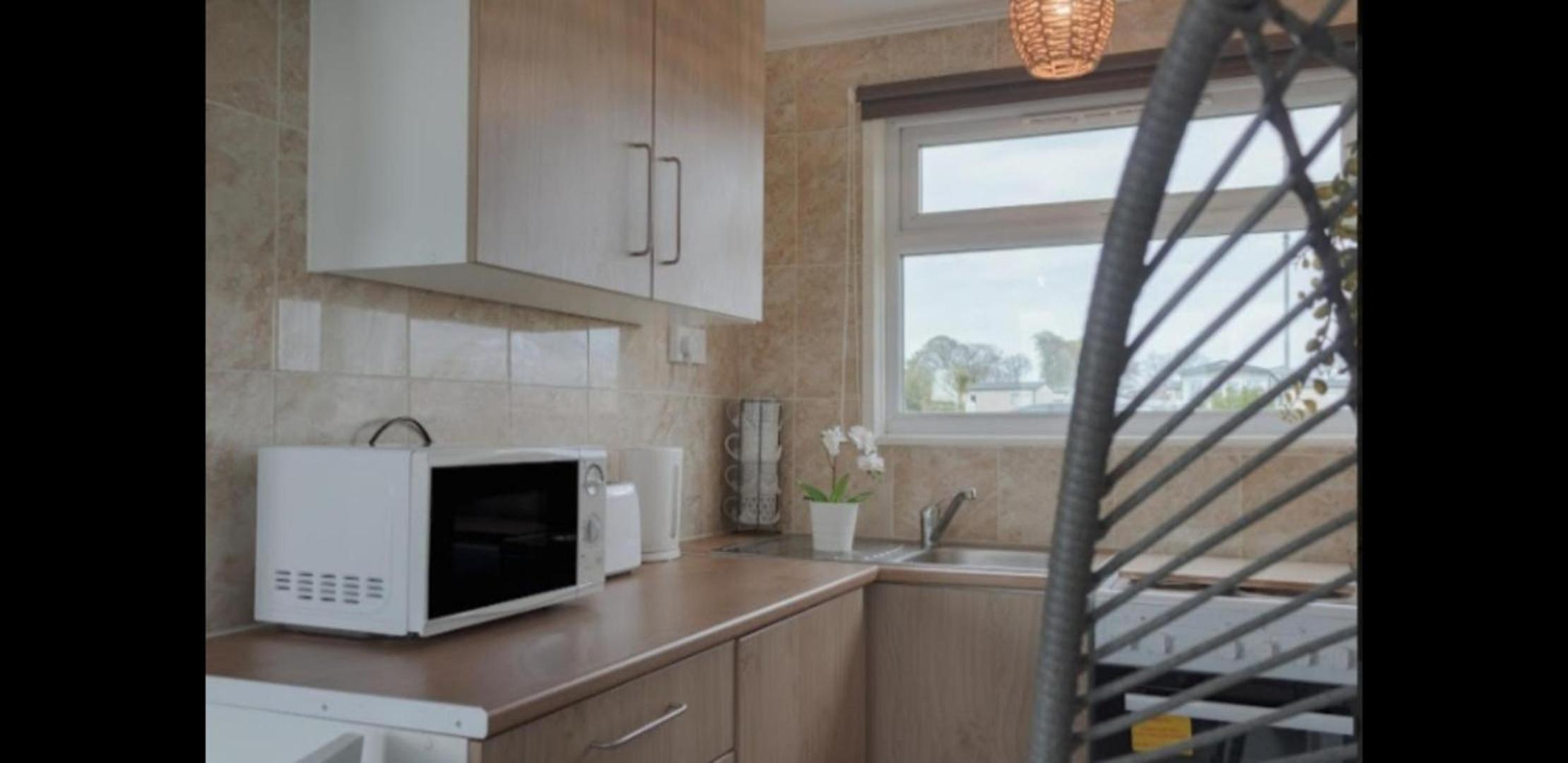 2 Bed Chalet Sleeps 4- Parking Garden Near Beach view 3
