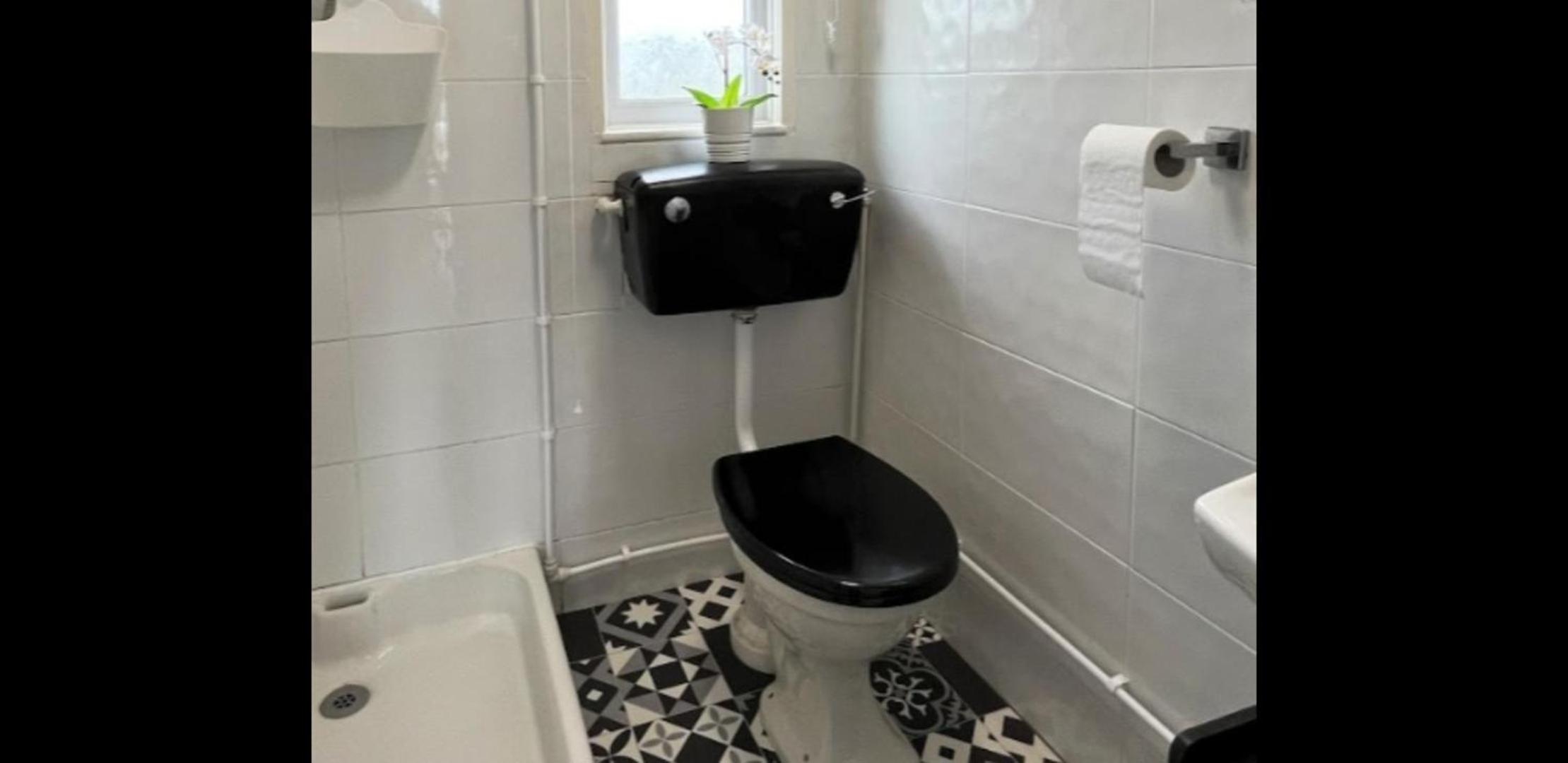 2 Bed Chalet Sleeps 4- Parking Garden Near Beach view 4