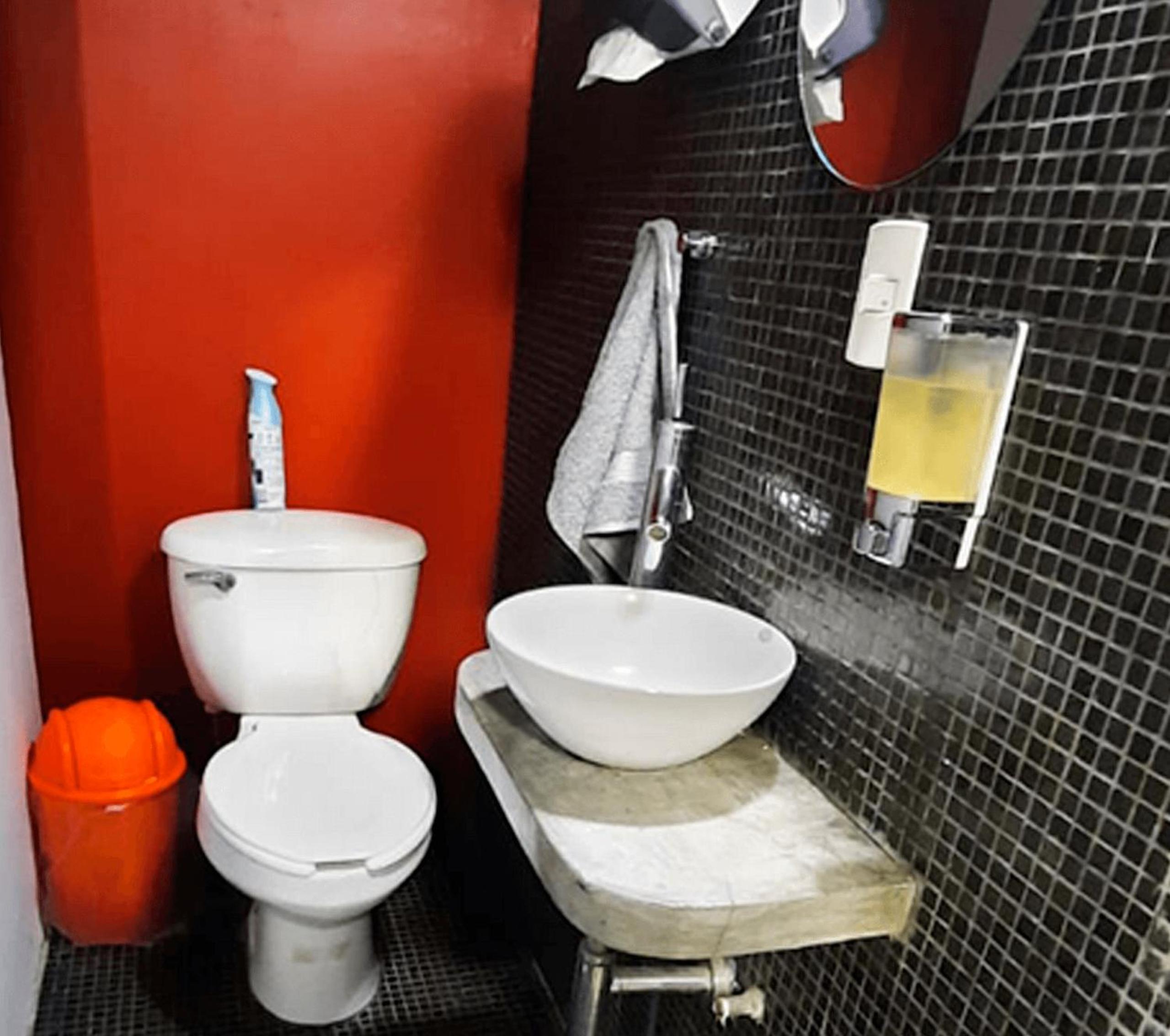 Habitaciones privadas con baño propio en una zona segura y céntrica de Guadalajara.