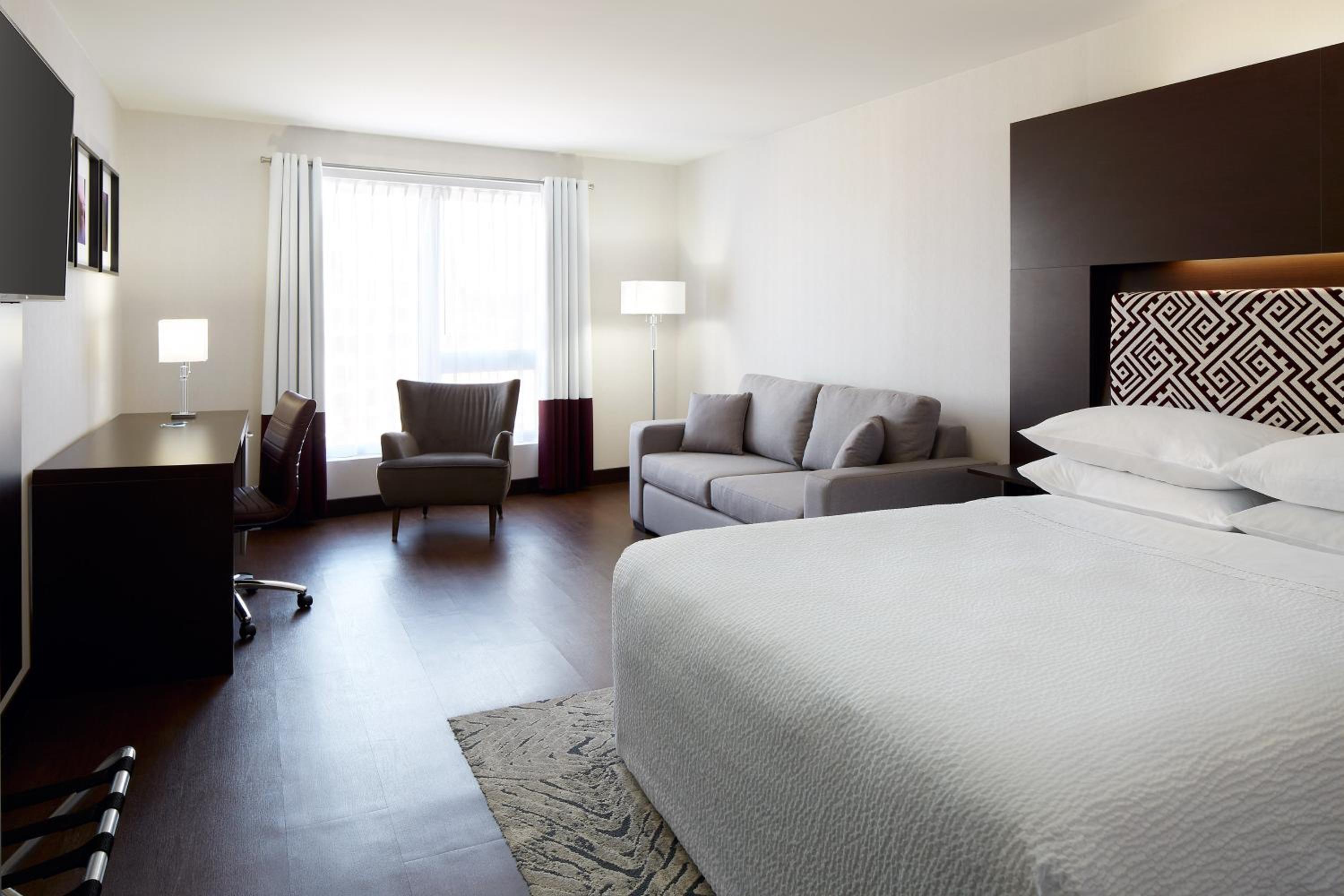 Levis Vacations - Four Points by Sheraton Levis Convention Centre - Property Image 1