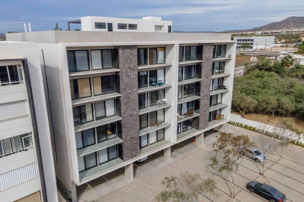 Splendid Condo w/Pool Access, Walk to the beach!
