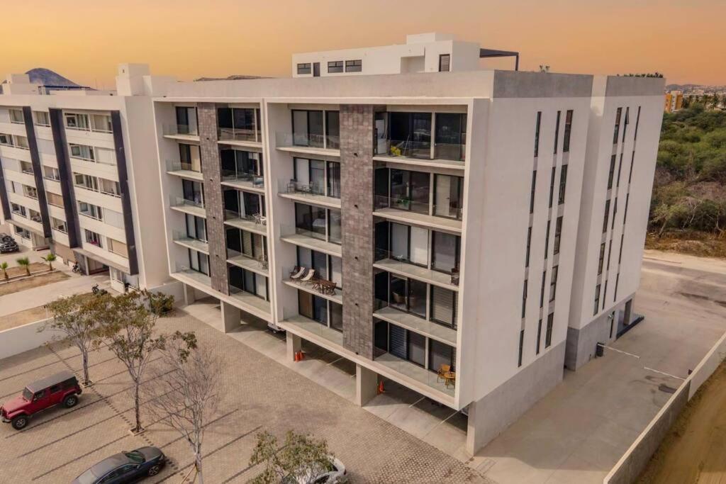 Splendid Condo w/Pool Access, Walk to the beach!