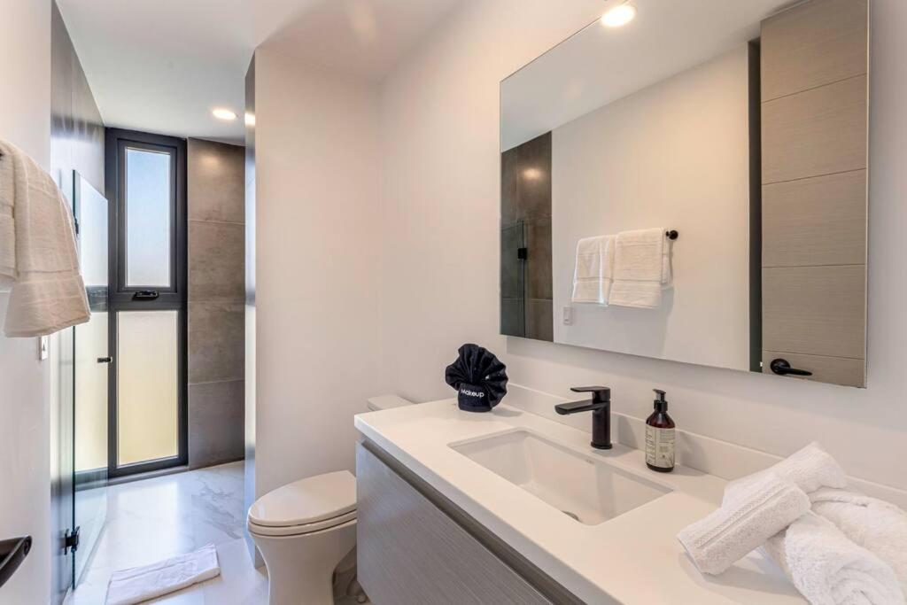 Splendid Condo w/Pool Access, Walk to the beach!