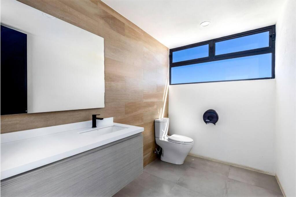 Splendid Condo w/Pool Access, Walk to the beach!