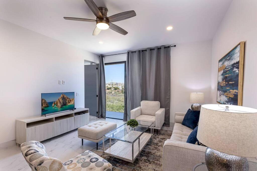 Splendid Condo w/Pool Access, Walk to the beach!