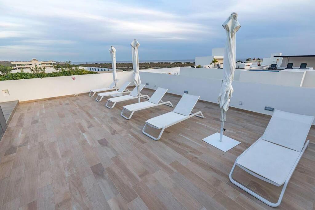 Splendid Condo w/Pool Access, Walk to the beach!