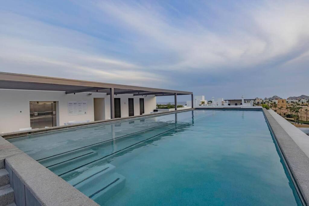 Splendid Condo w/Pool Access, Walk to the beach!