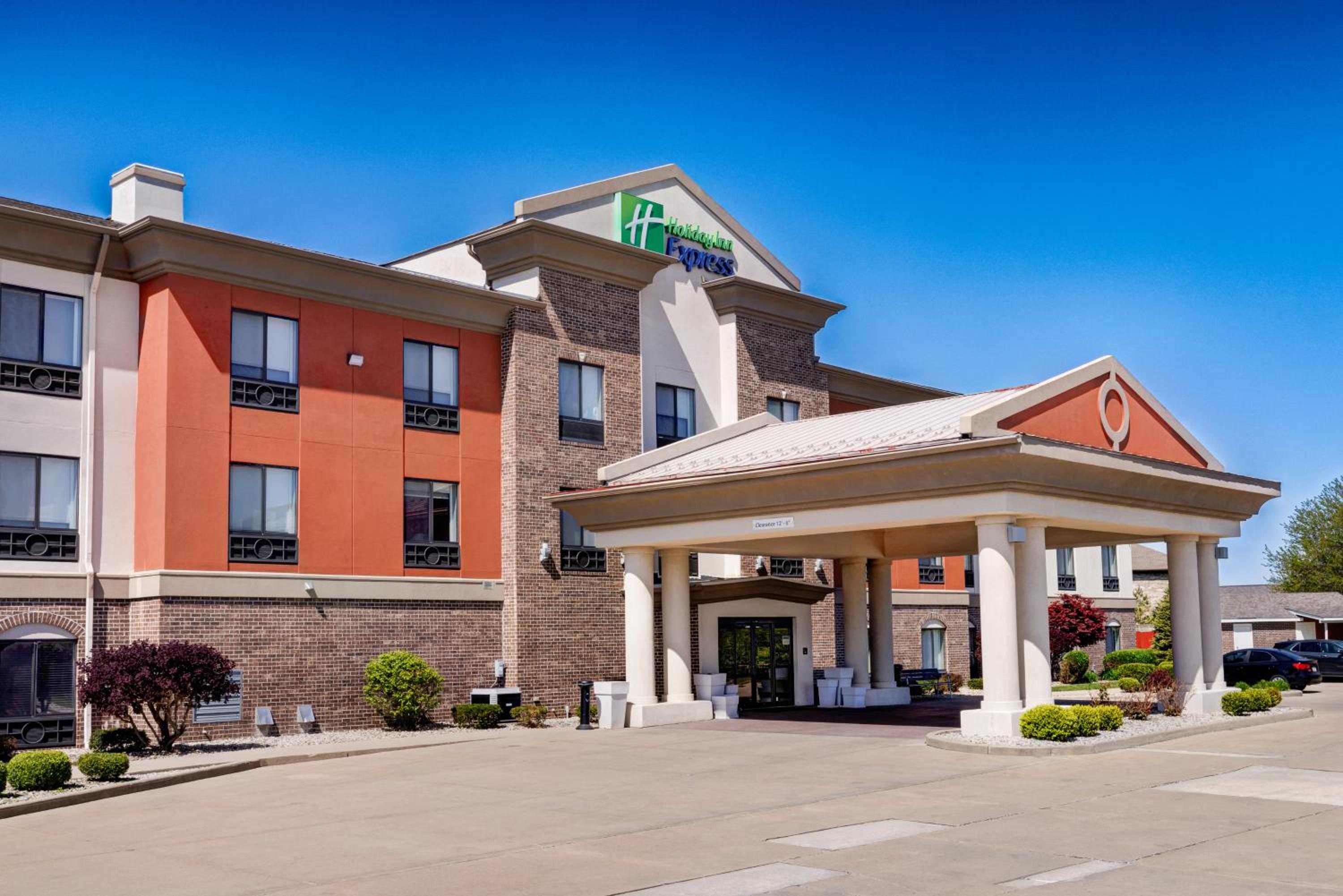 Hotel Holiday Inn Express Hotel & Suites Shelbyville, an IHG Hotel - Image 1