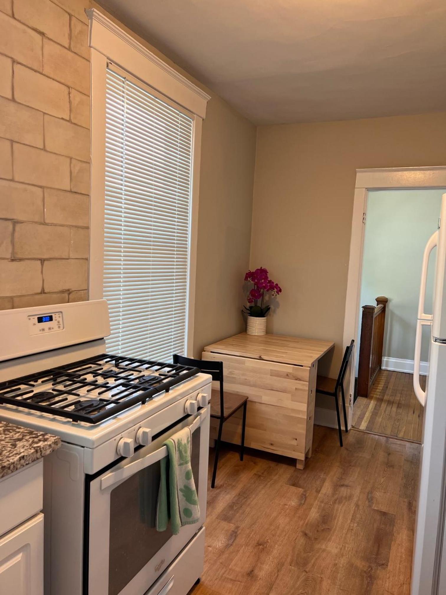 Rolston 2, Two Bedroom near Xavier Downtown view 5