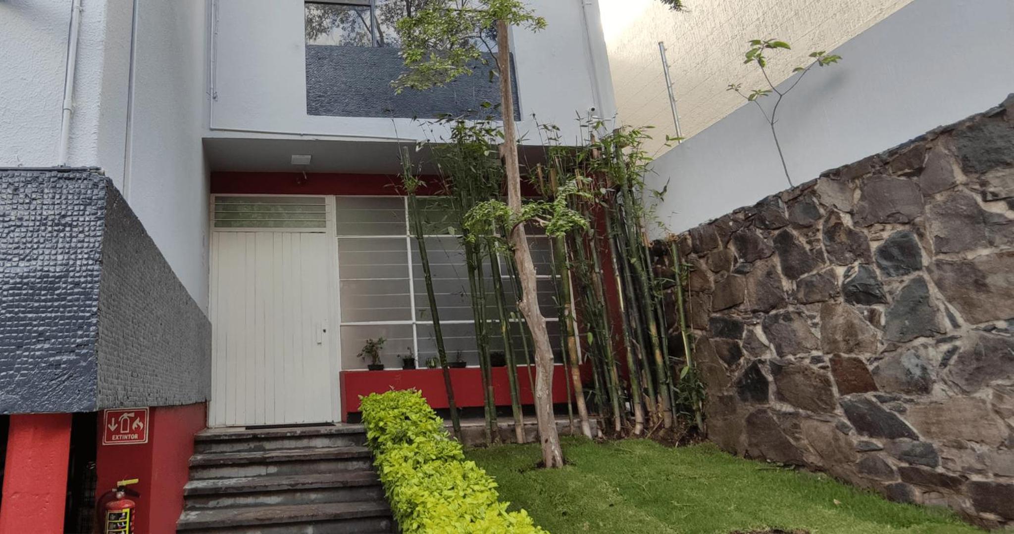 Habitaciones privadas con baño propio en una zona segura y céntrica de Guadalajara.
