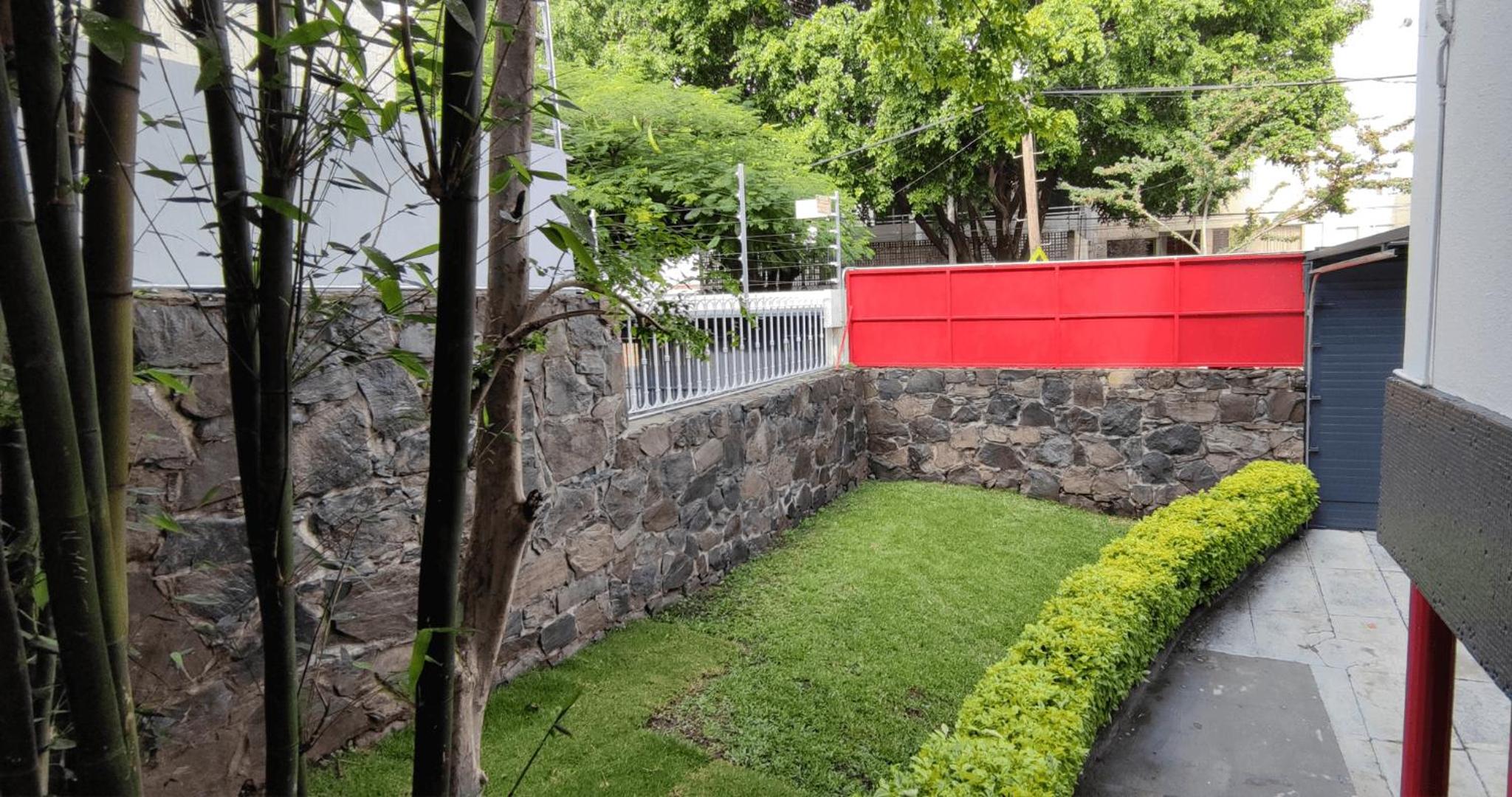 Habitaciones privadas con baño propio en una zona segura y céntrica de Guadalajara.