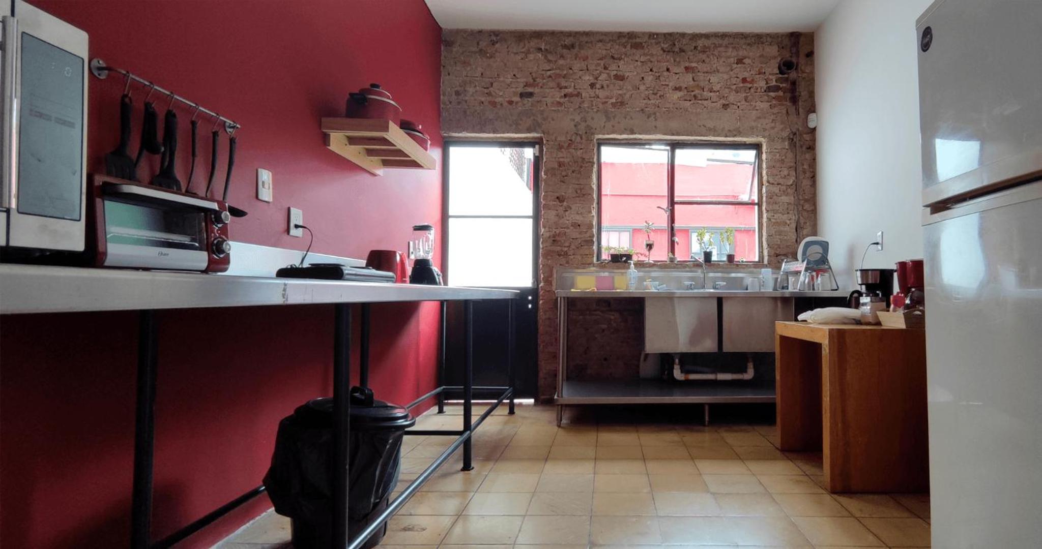 Habitaciones privadas con baño propio en una zona segura y céntrica de Guadalajara.