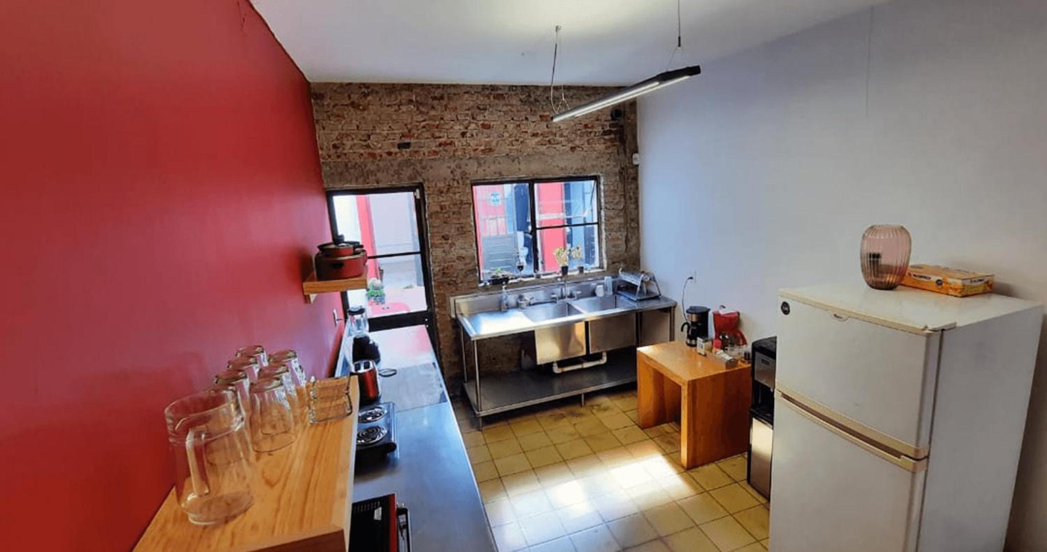 Habitaciones privadas con baño propio en una zona segura y céntrica de Guadalajara.