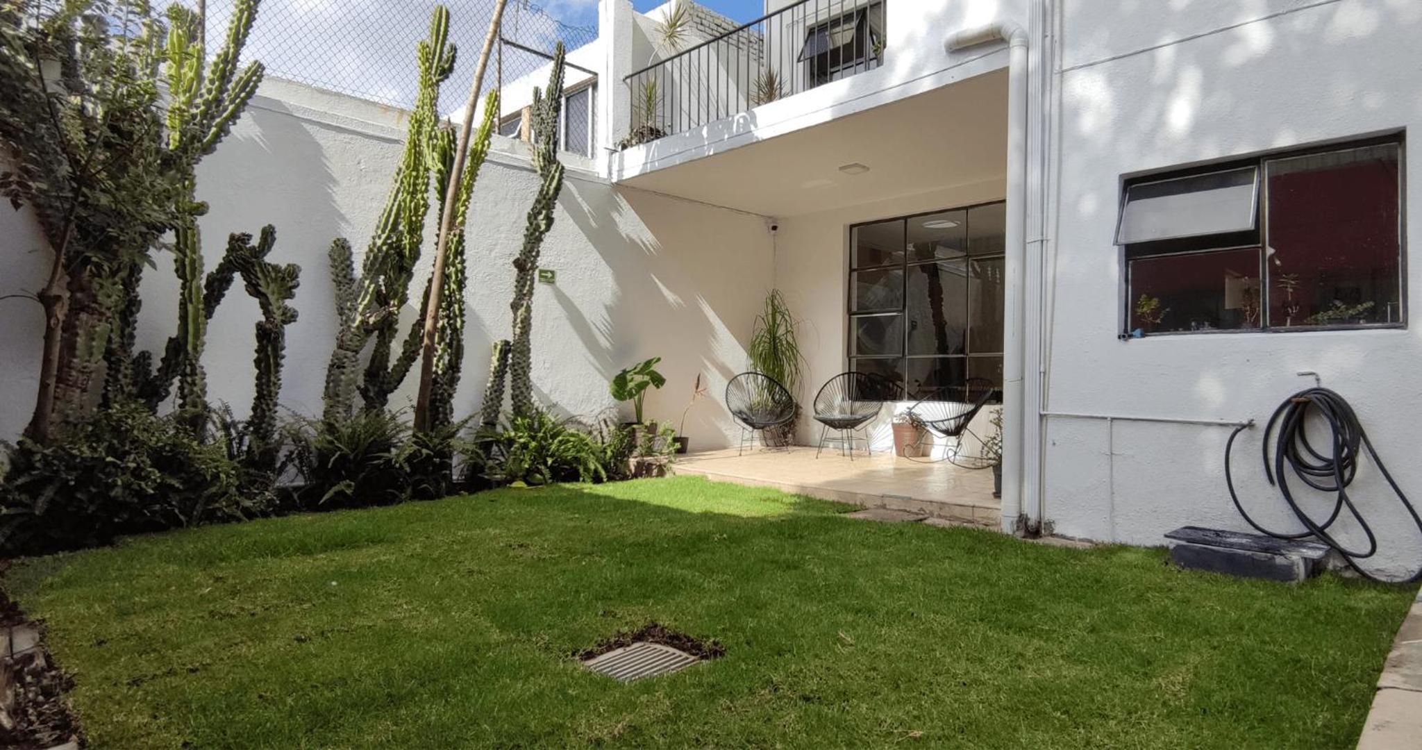 Habitaciones privadas con baño propio en una zona segura y céntrica de Guadalajara.