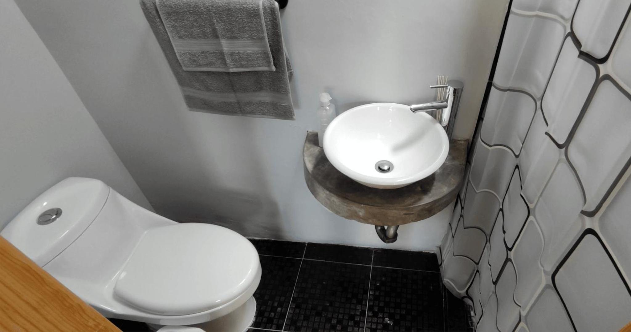 Habitaciones privadas con baño propio en una zona segura y céntrica de Guadalajara.
