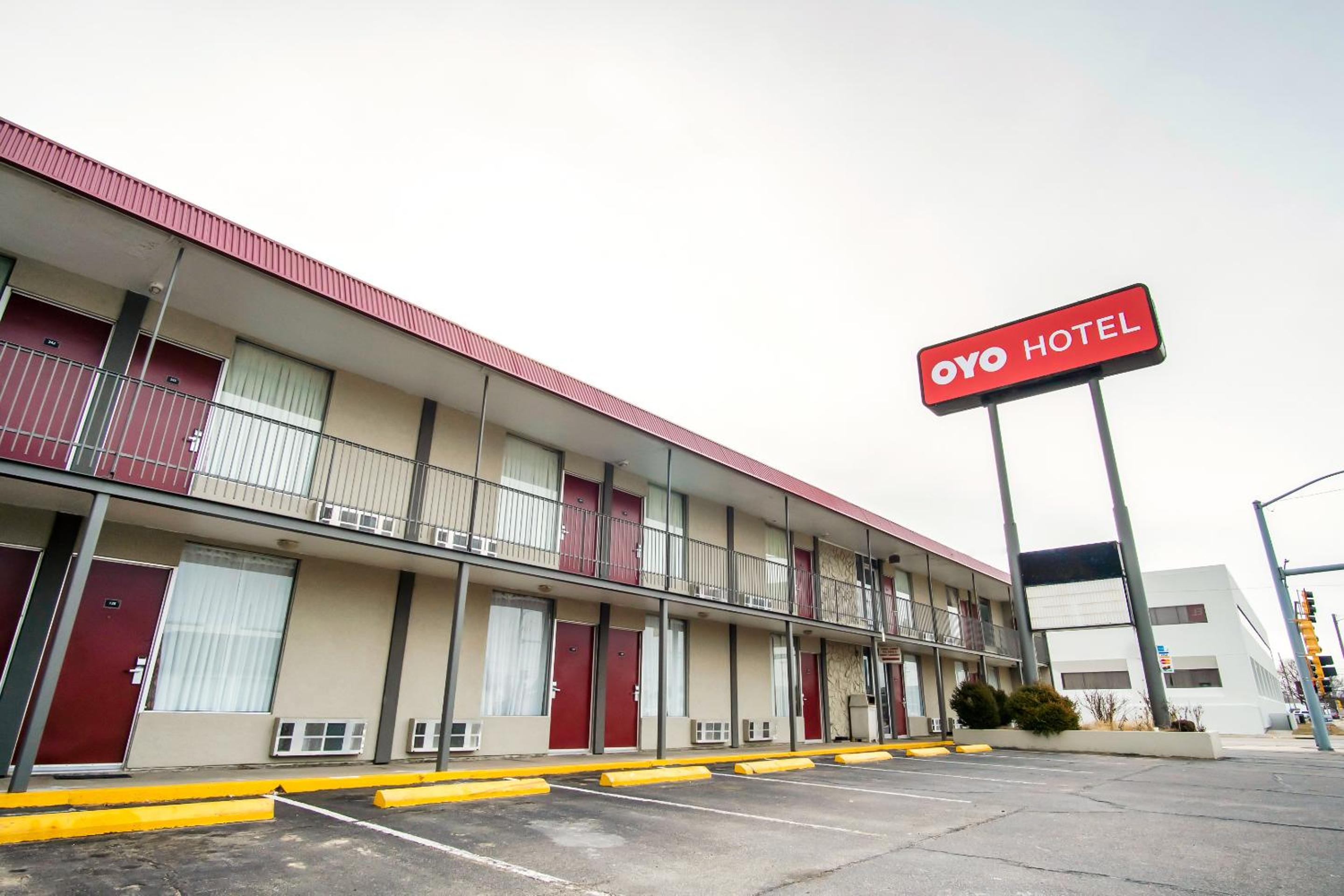Hutchinson Vacations - OYO Hotel Hutchinson KS West 4th Ave - Property Image 1