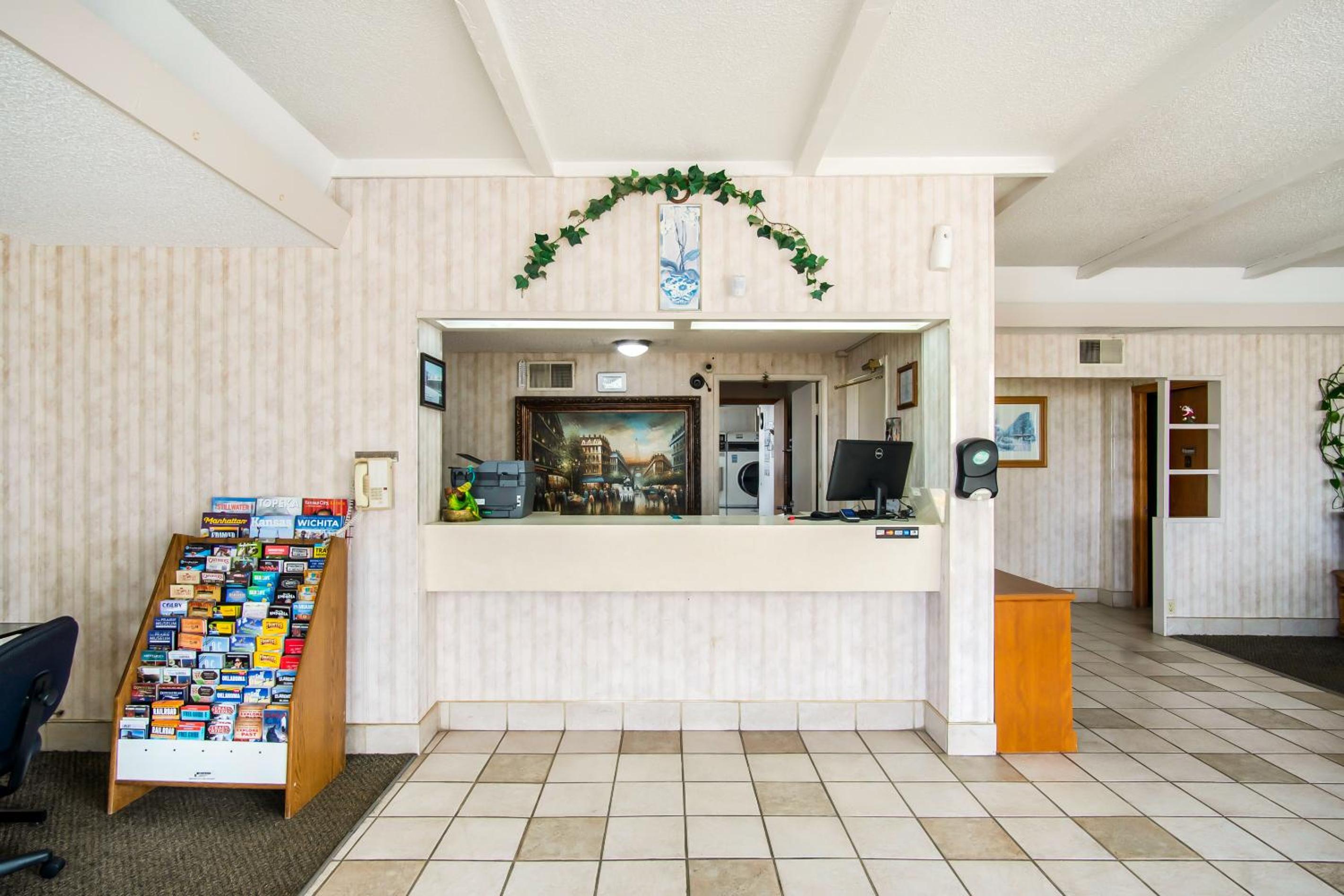 Hutchinson Vacations - OYO Hotel Hutchinson KS West 4th Ave - Property Image 3