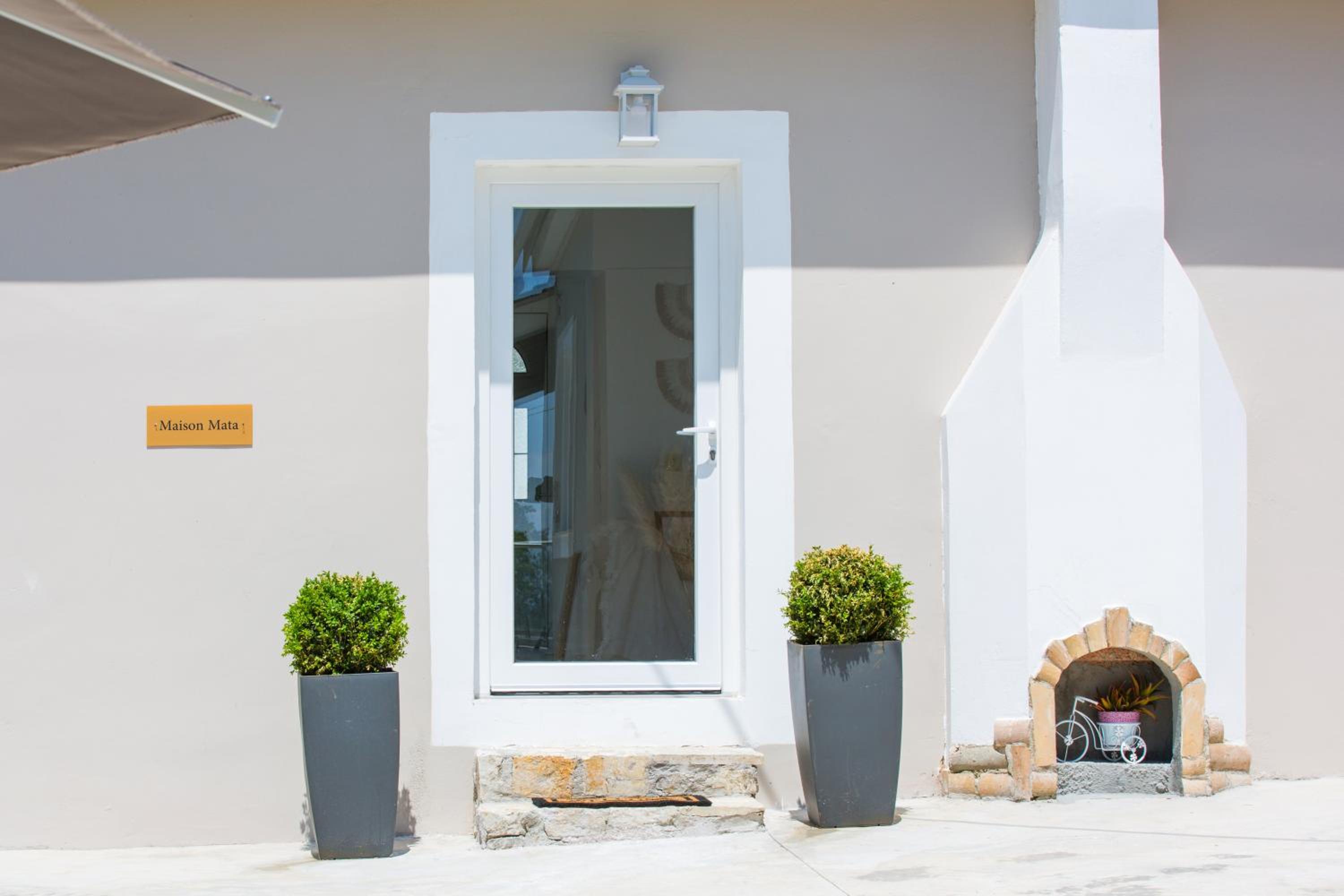 Hotel Grande Terra Villas with Swimming Pool - Image 1