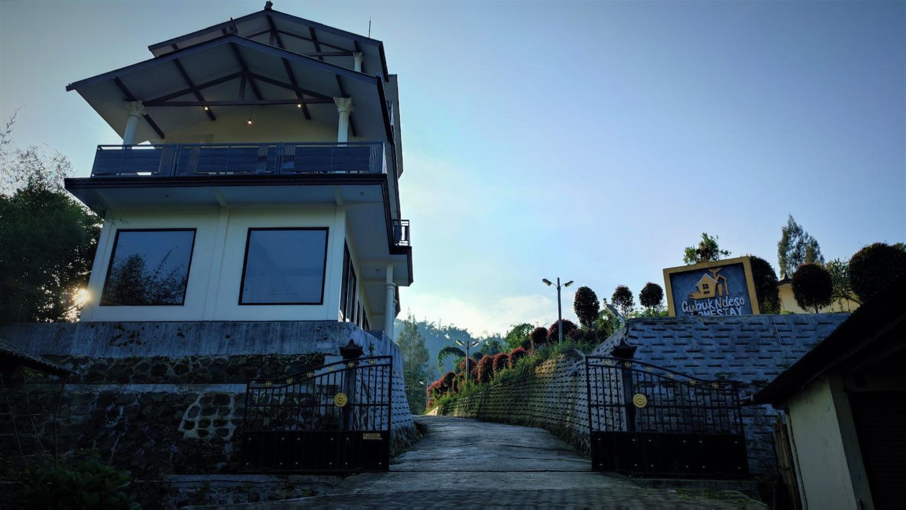 Hotel Gubuk Ndeso Homestay - Image 1