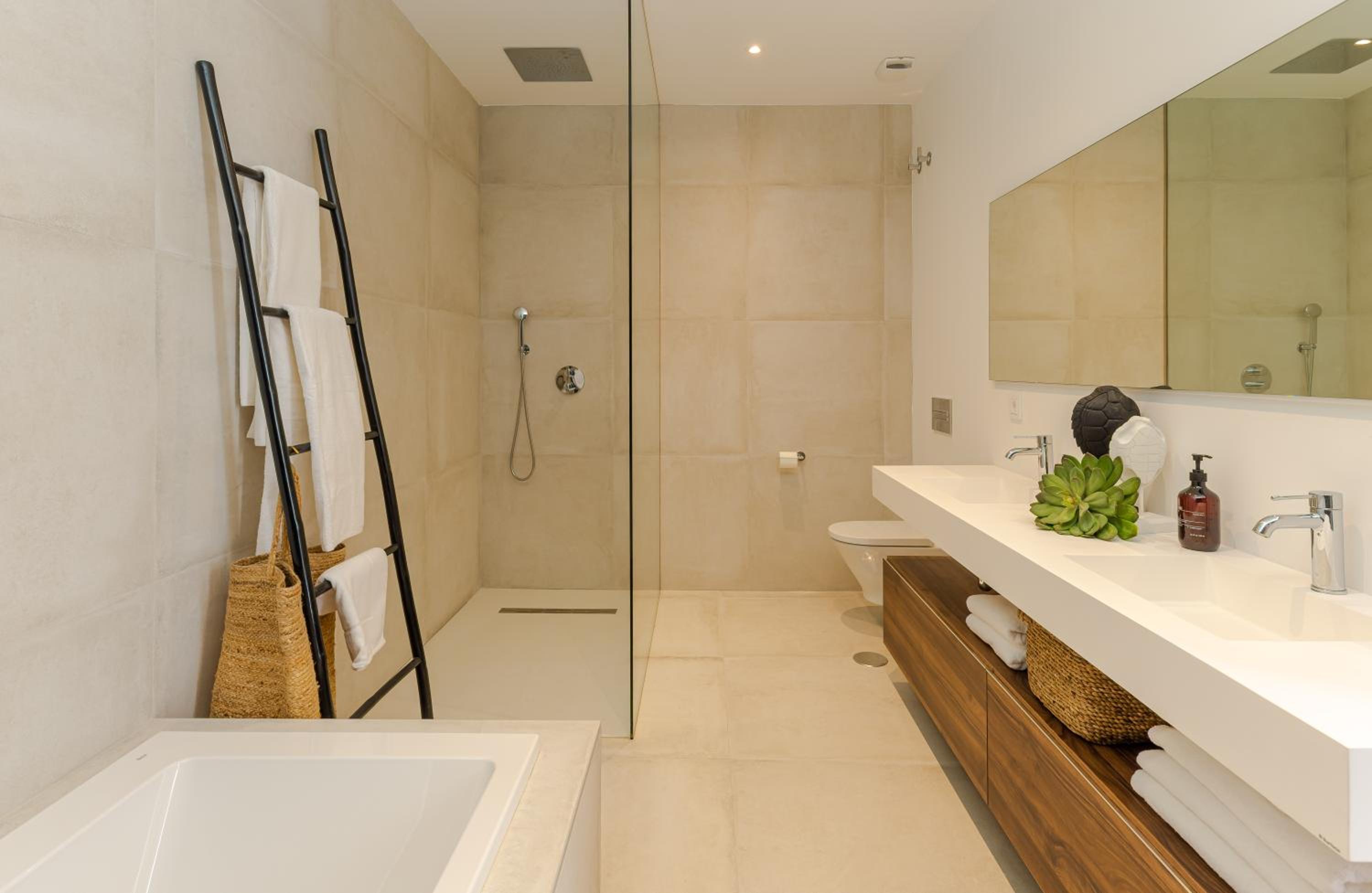 Unique & Luxurious Villa With Heated Pool, Gym & C