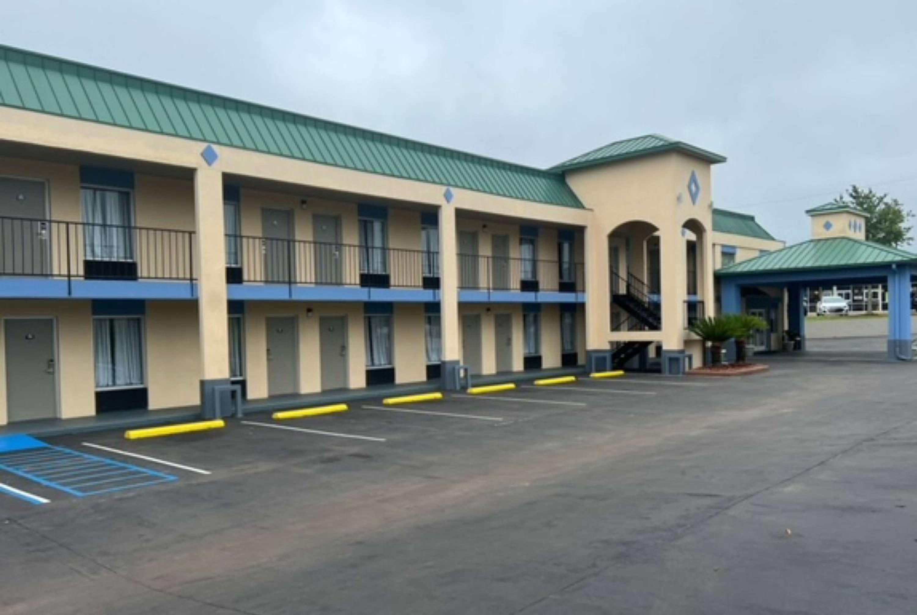 Days Inn by Wyndham Greenville view 3