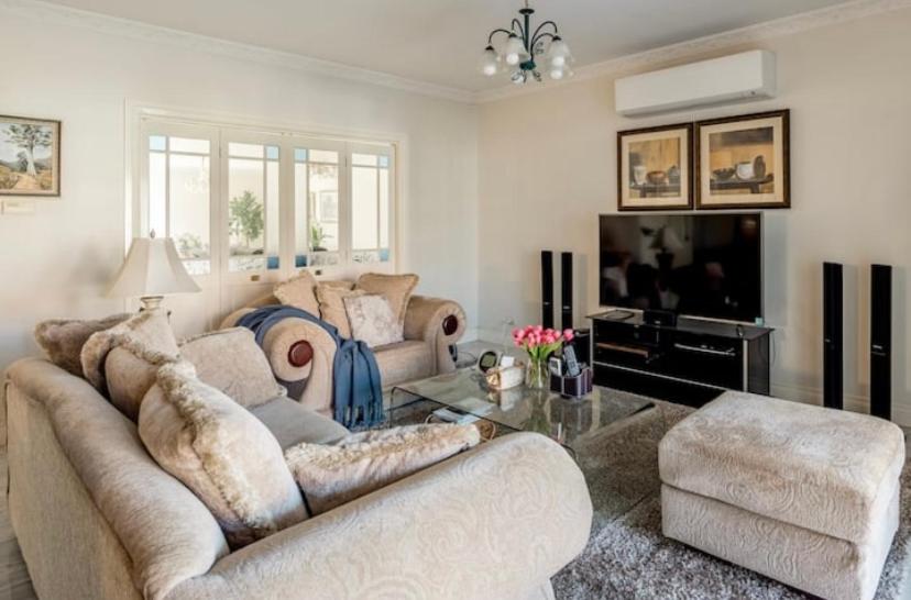 Cosy private room easy access to city & airport