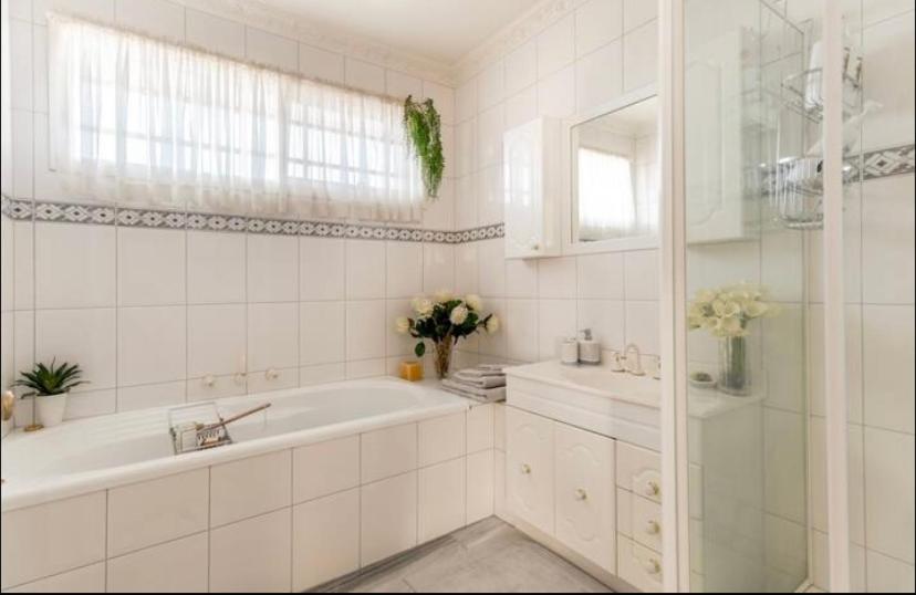 Cosy private room easy access to city & airport
