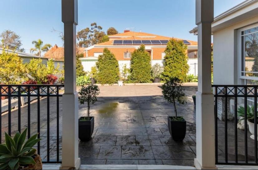 Cosy private room easy access to city & airport