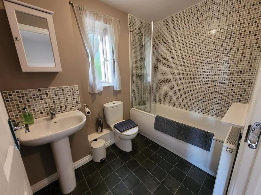 Kensington House- The Perfect home for contractor stays view 2