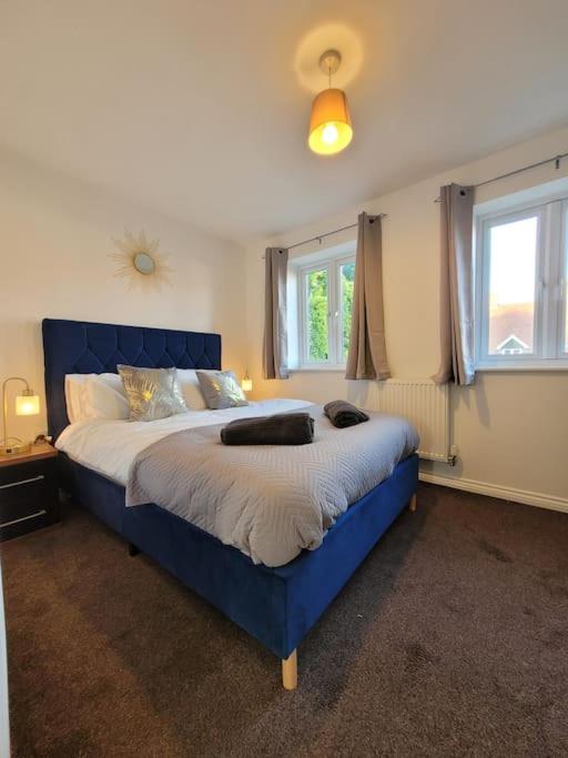 Kensington House- The Perfect home for contractor stays view 4