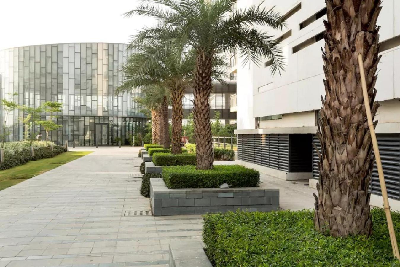 Stylish 2BHK apartment with highspeed WiFi & kitchen near Golf Course Road, GGN view 2