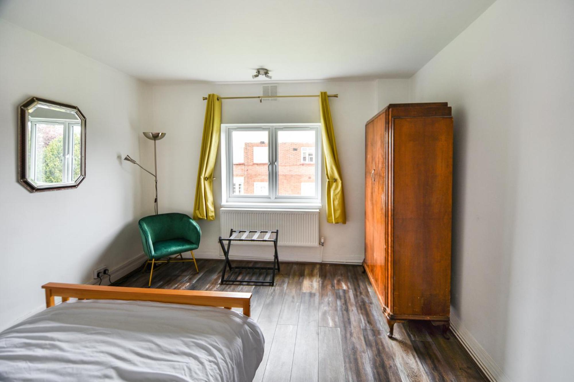 Great spacious 2 bedroom flat view 2