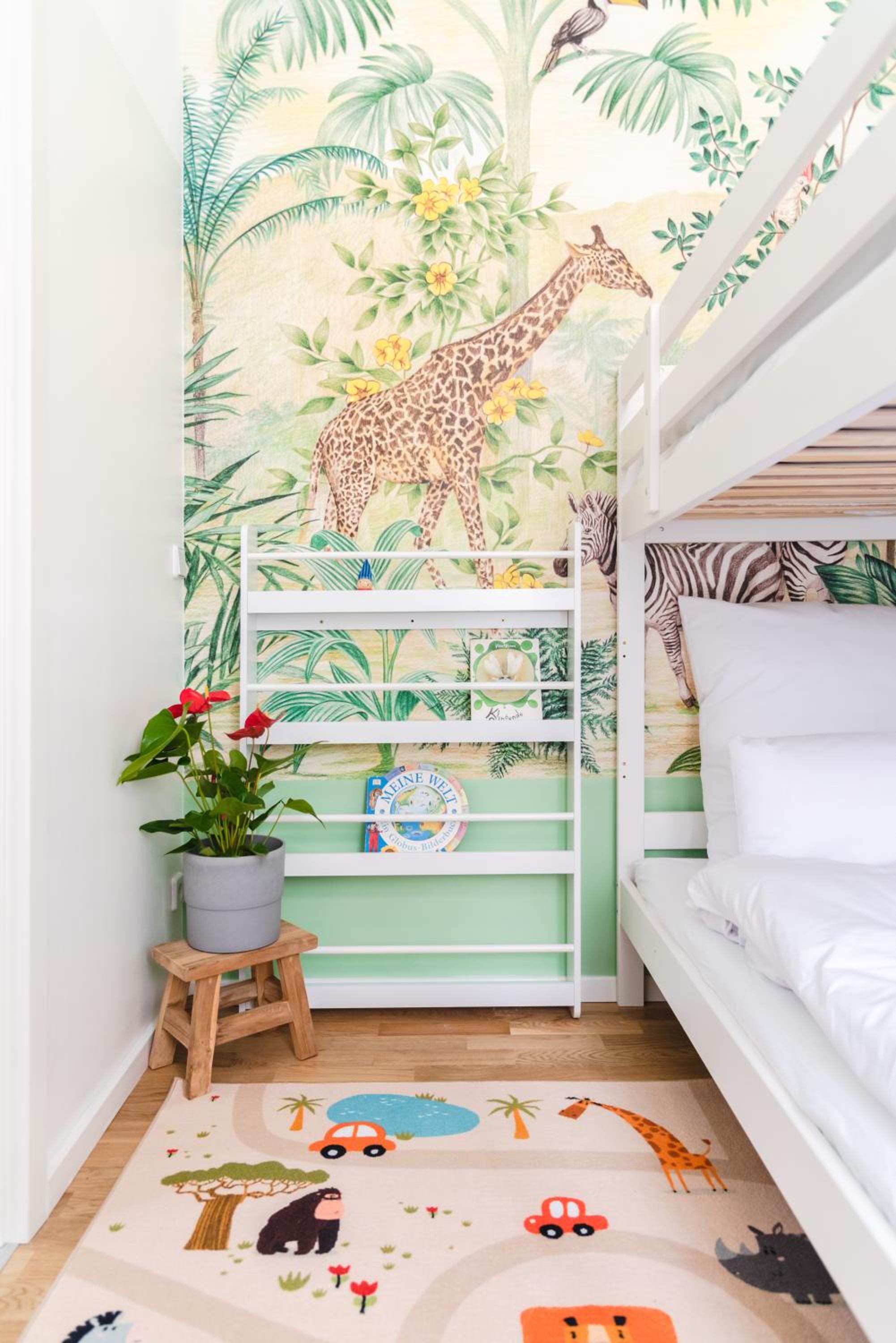 165m2 Downtown Family Suite 5BR, 3Bath, kids room, 11min Alexanderplatz photo 3