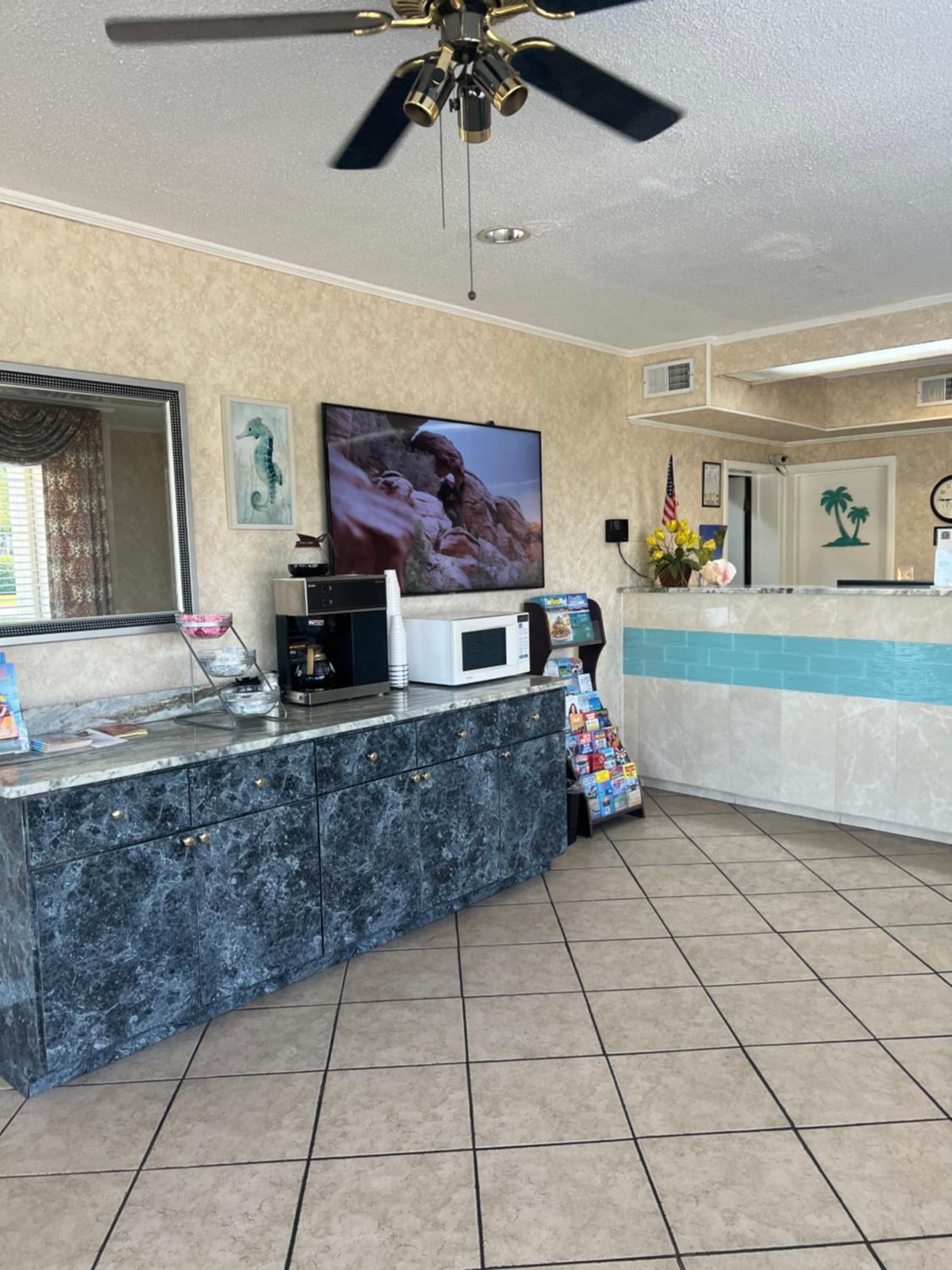 Hole Inn the Wall Hotel - Fort Walton Beach - Sunset Plaza - nearby Beaches & Hurlburt