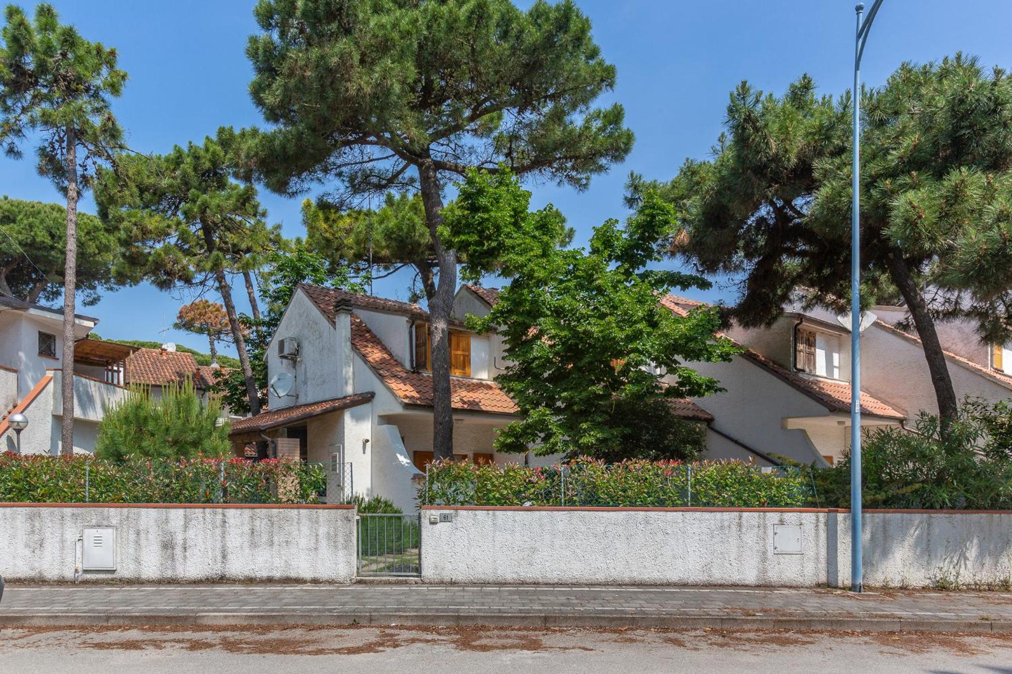 GuestHost - Lido di Spina Duplex Apartment view 4