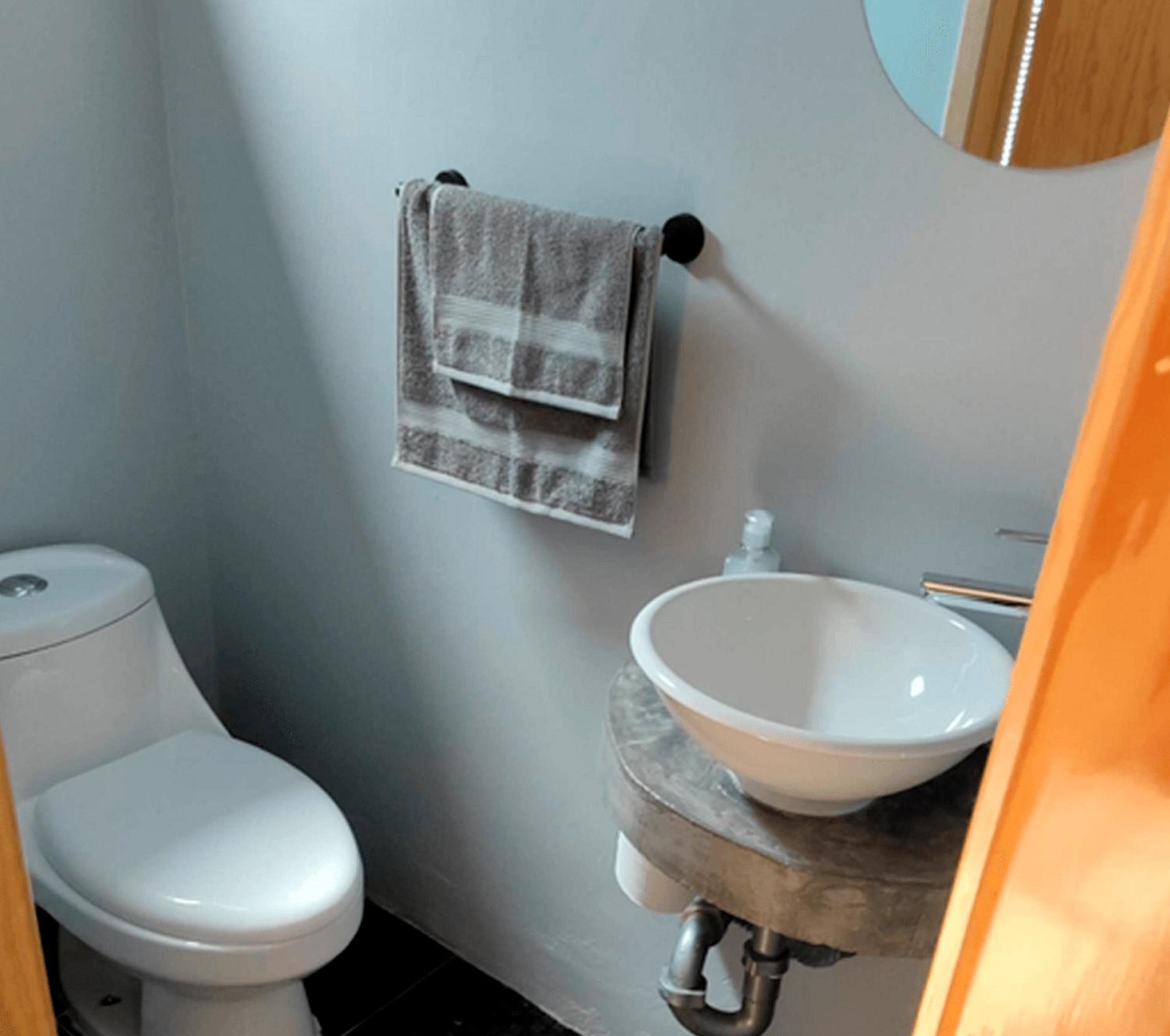 Habitaciones privadas con baño propio en una zona segura y céntrica de Guadalajara.