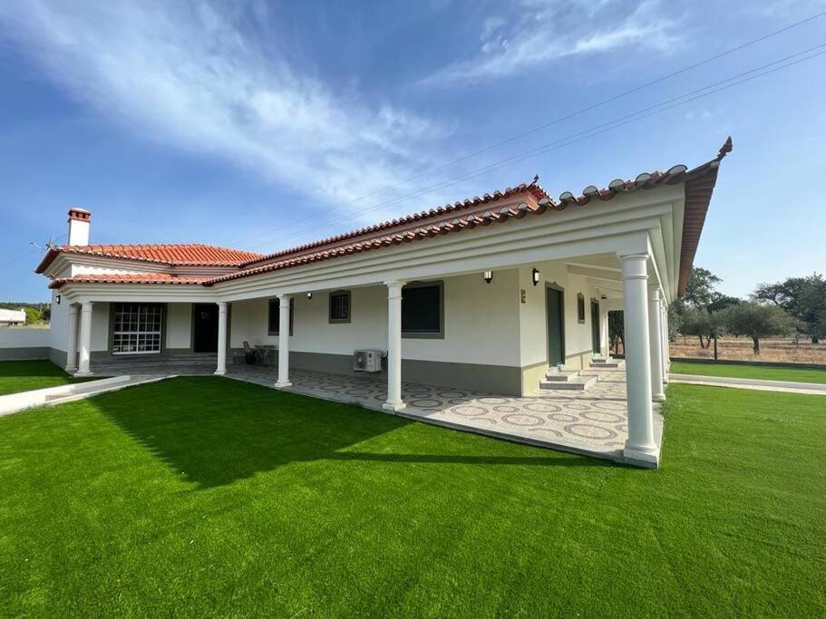 Hotel Monte na Barragem de Montargil com piscina - Image 1