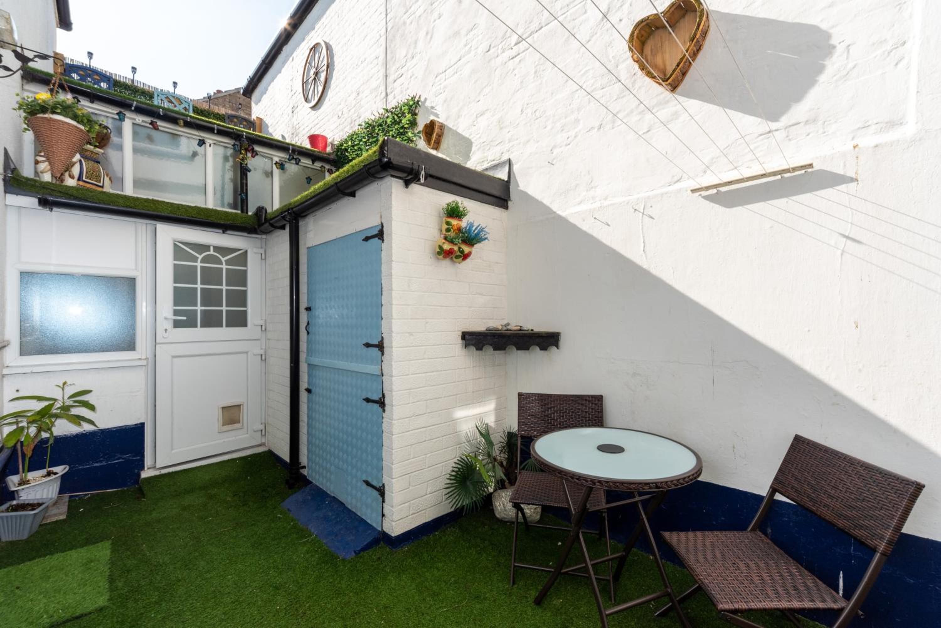 Free Parking Coastal Modern One Bedroom Apartment