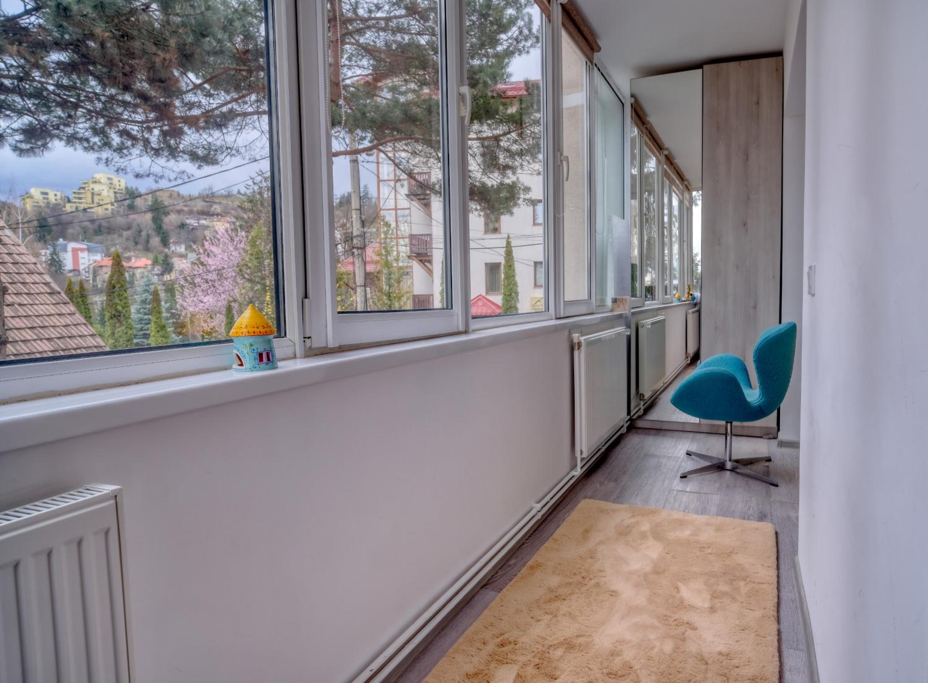 Central Luxury Apartment with City View view 5