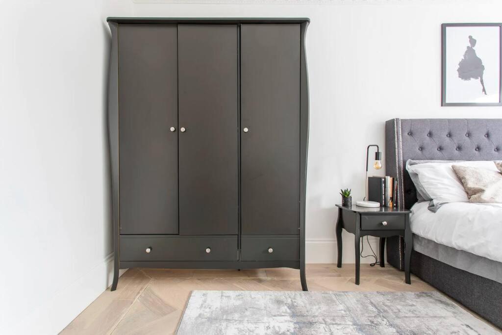 Cosy bright & large 4 bedroom Flat With parking view 2