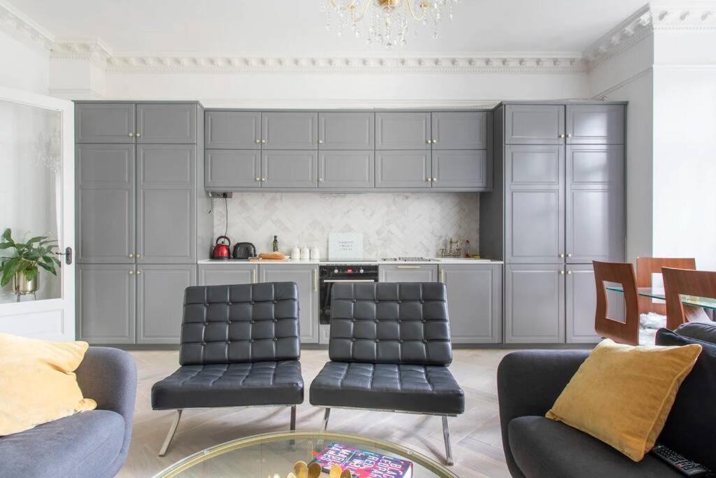 Cosy bright & large 4 bedroom Flat With parking view 3