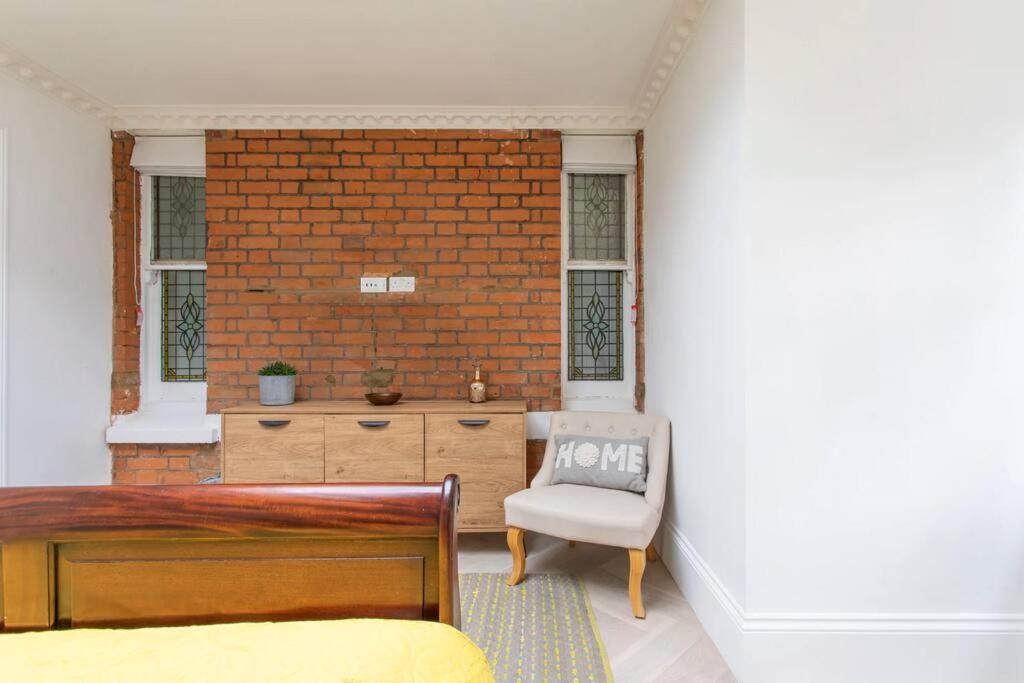 Cosy bright & large 4 bedroom Flat With parking view 4