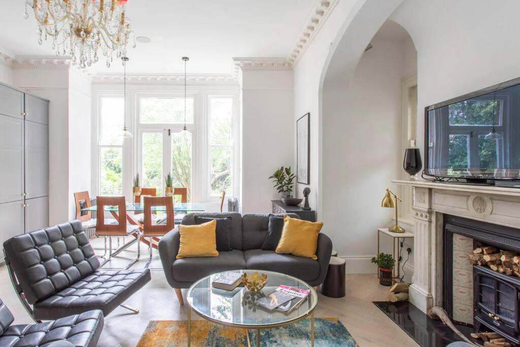 Cosy bright & large 4 bedroom Flat With parking view 5