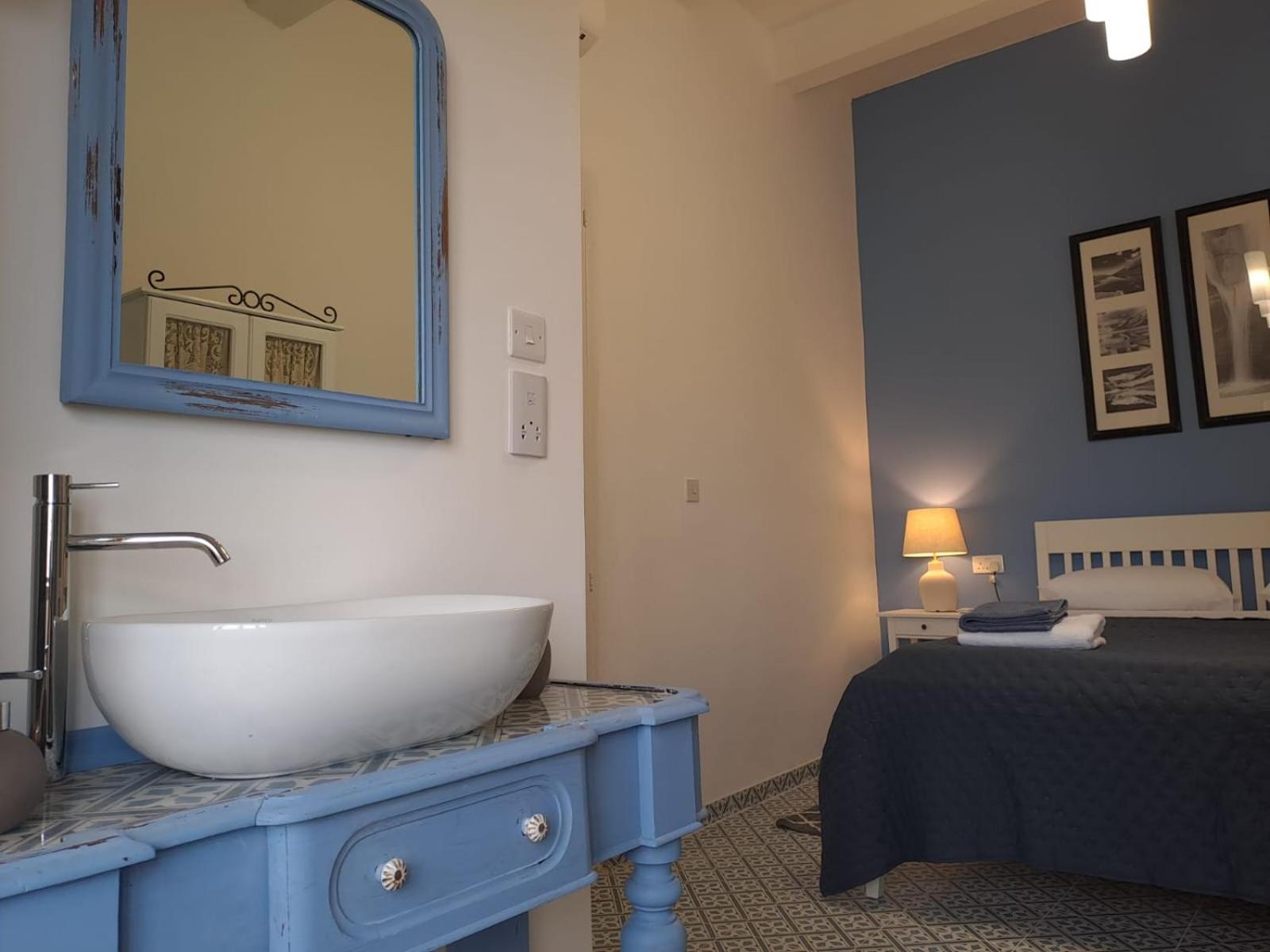 Door Nine -Townhouse with harbour views