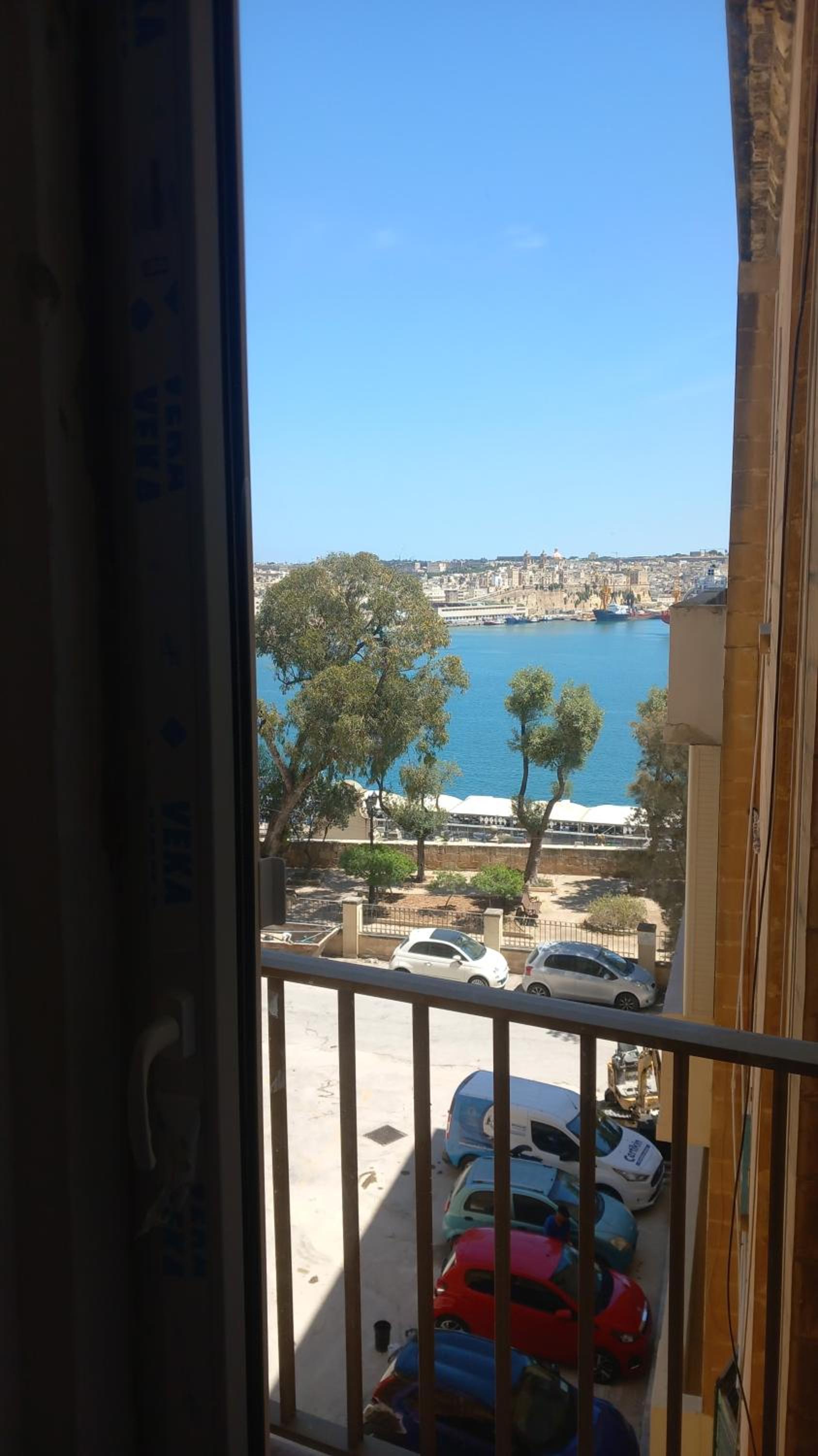 Door Nine -Townhouse with harbour views