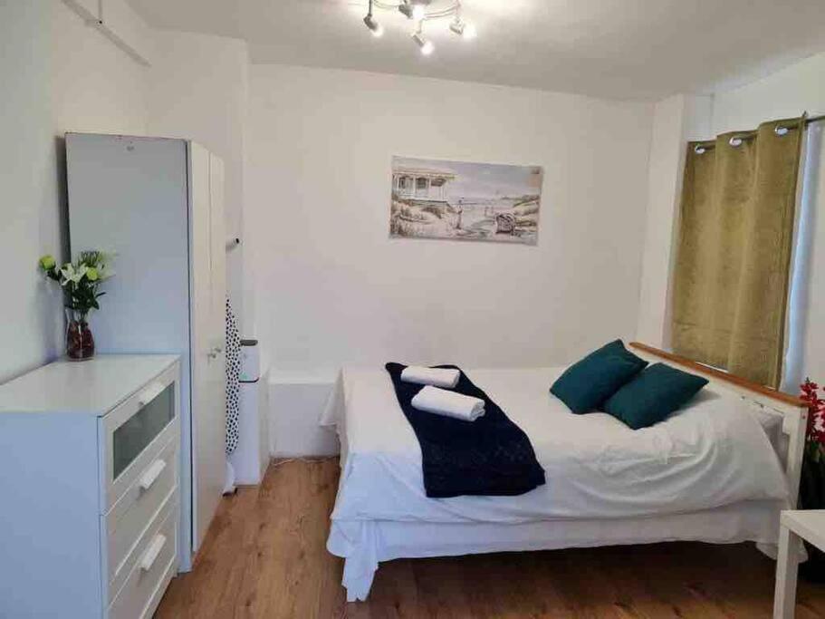 Nice Flat near Central London — hotel room