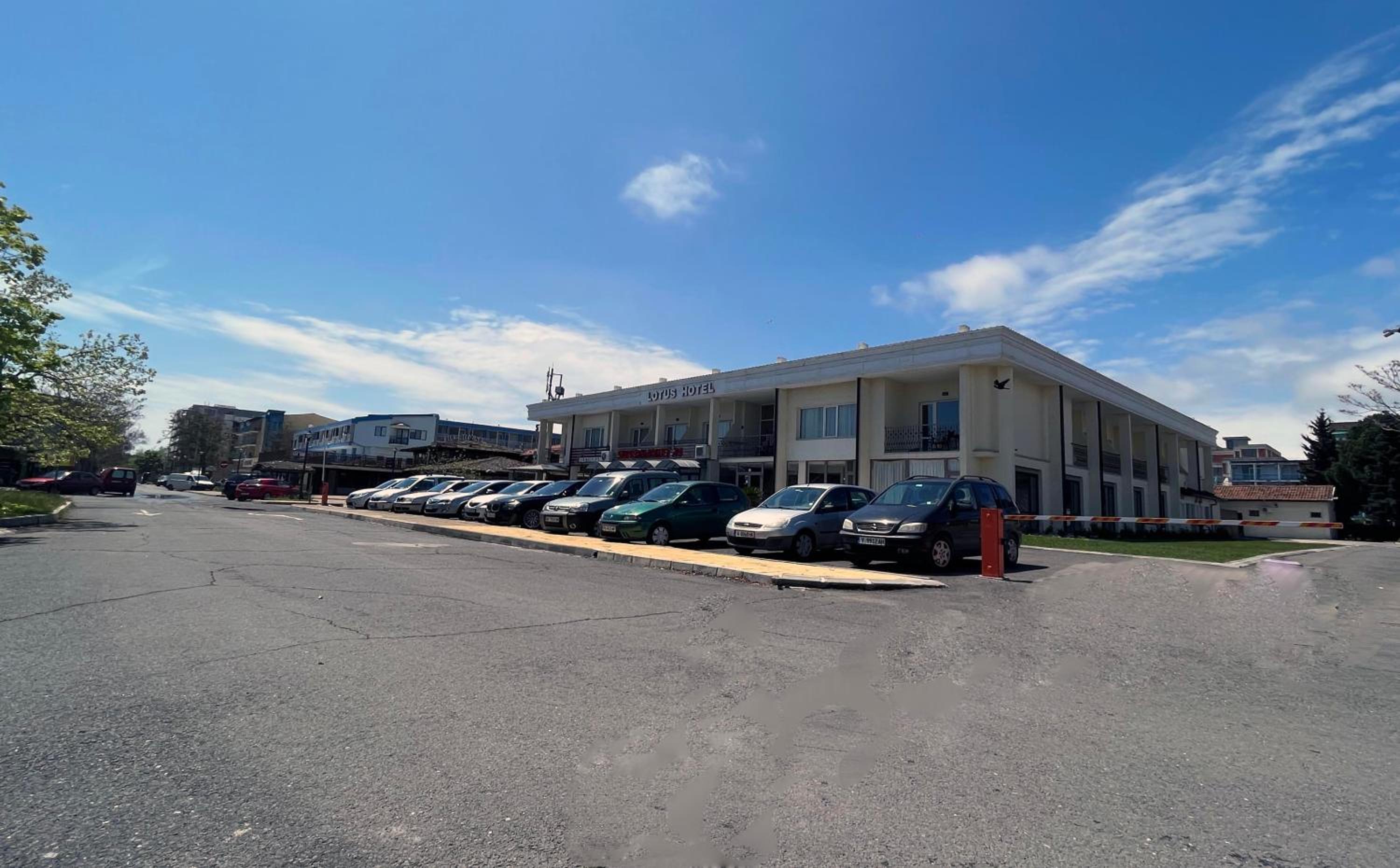 Hotel Lotus Family Hotel - Free Parking - Image 1