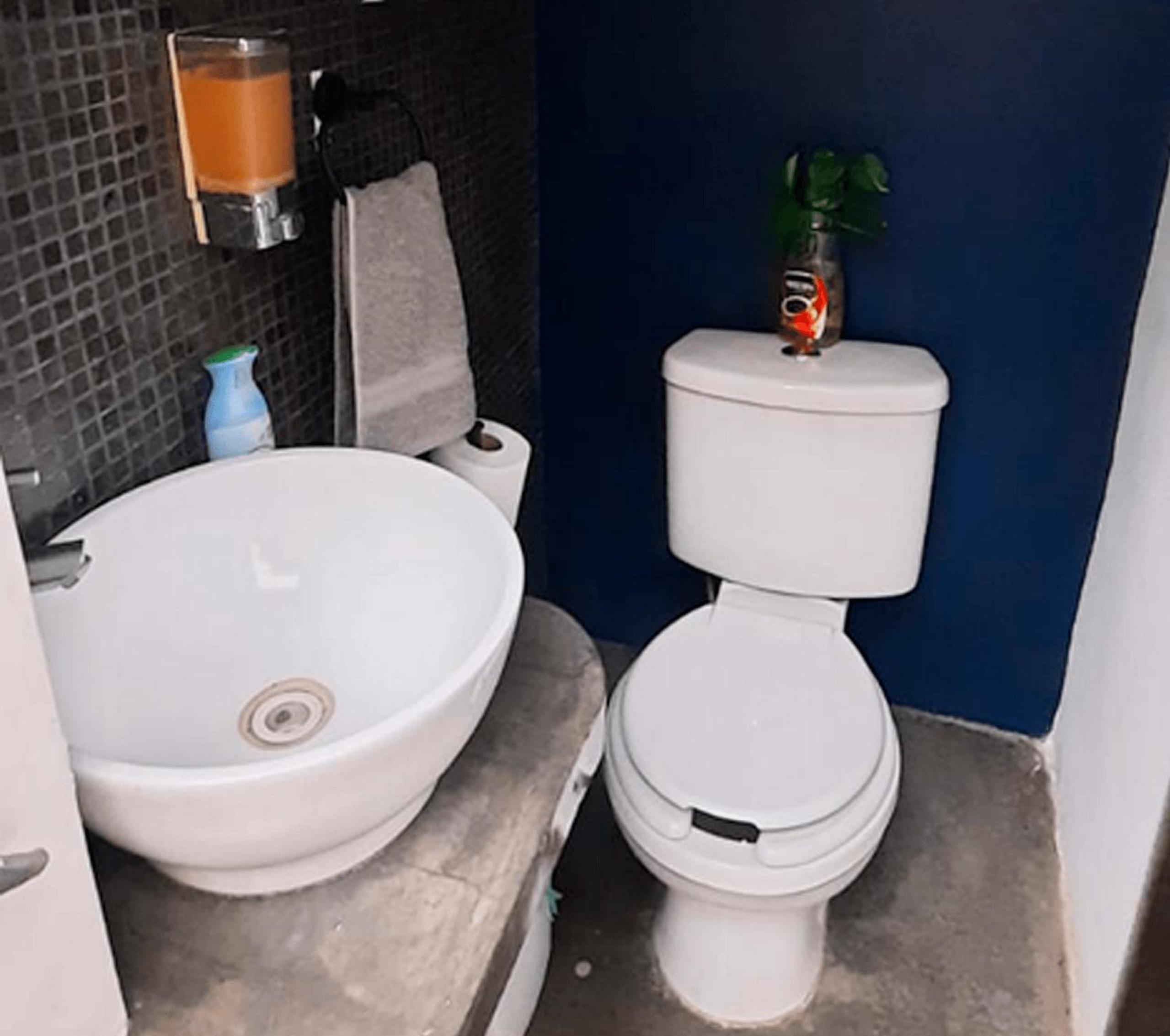 Habitaciones privadas con baño propio en una zona segura y céntrica de Guadalajara.