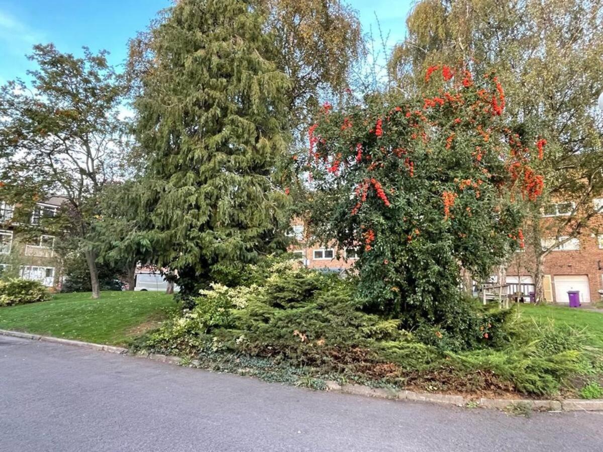Double Bedroom with a balcony & ensuite bathroom and a new quality mattress in London Canary Wharf with direct train from Heathrow, also convenient from St