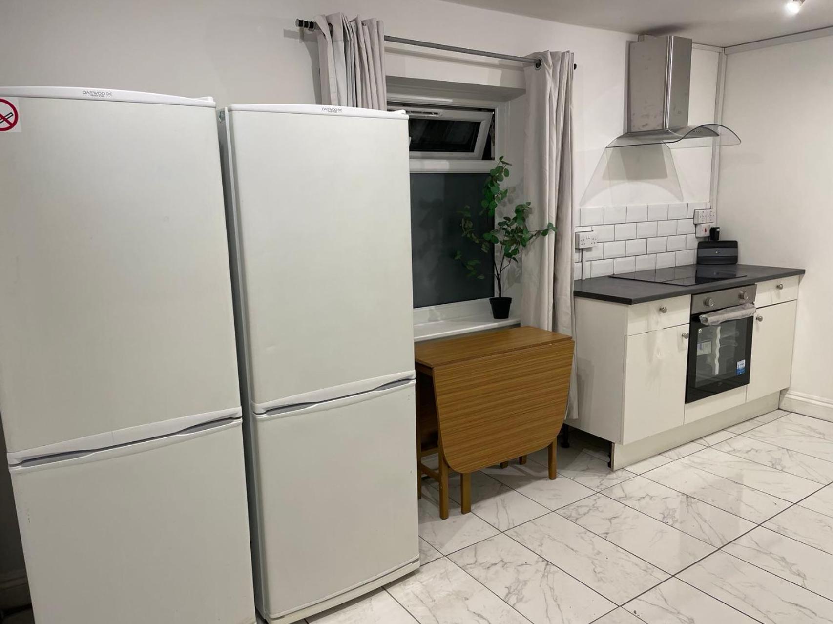 Double Bedroom with a balcony & ensuite bathroom and a new quality mattress in London Canary Wharf with direct train from Heathrow, also convenient from St
